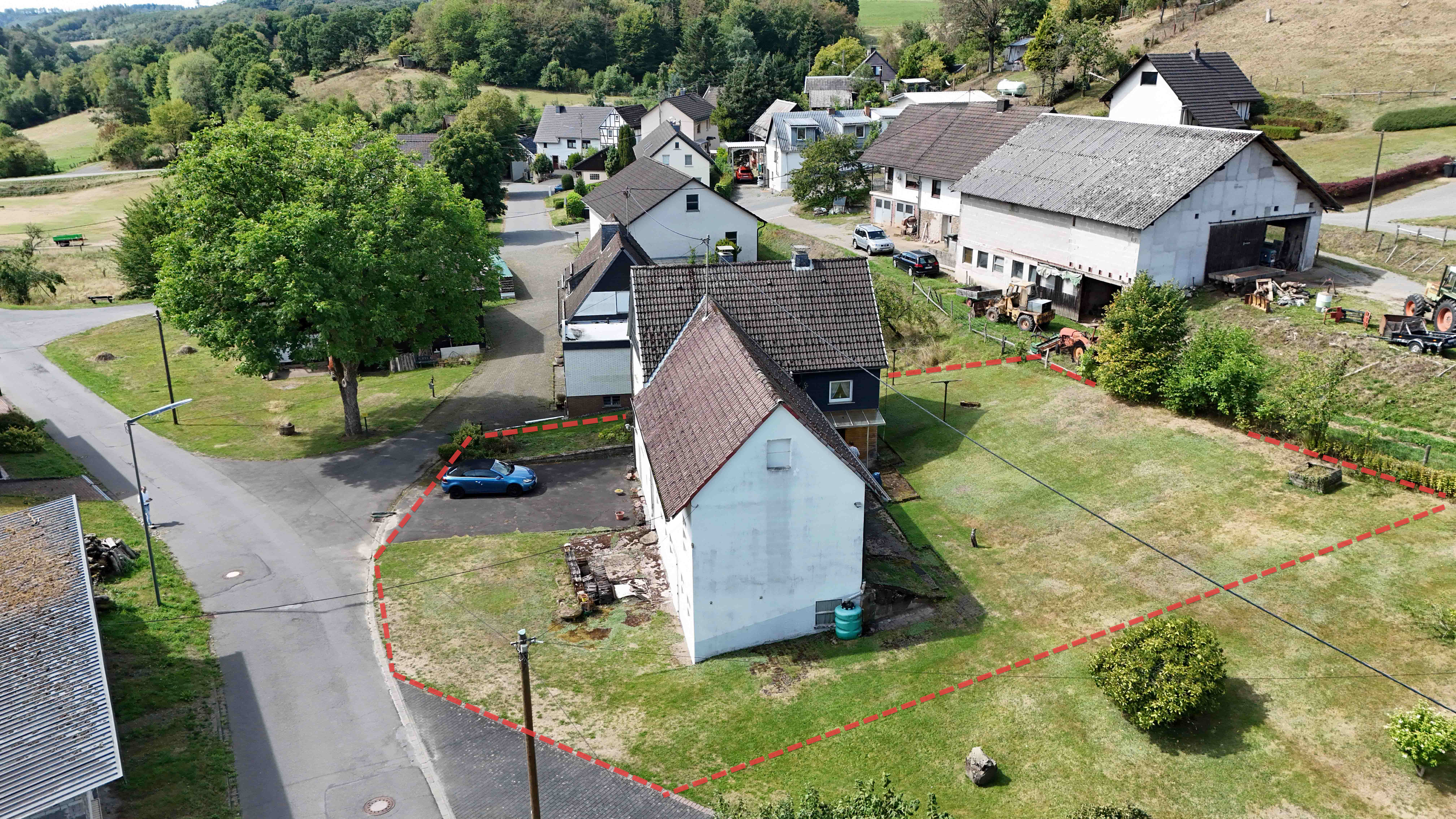 Morsbach-Korseifen: Wohnhaus mit Stall und Scheune, 791 m² großes Rasen-/ Hofgrundstück